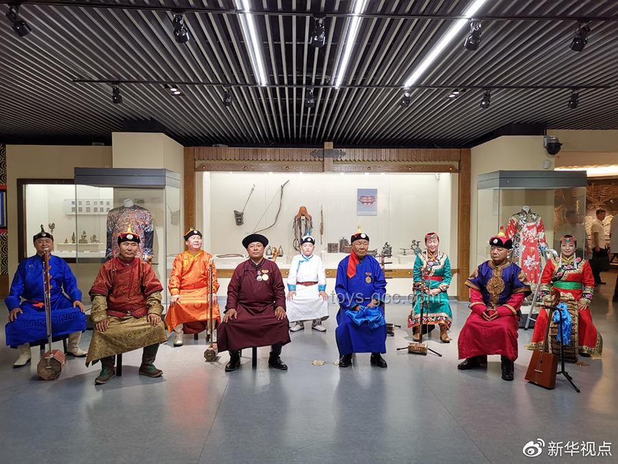 跟着总书记品多彩非遗：传统工艺与现代传承对比分析